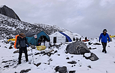 五点到登山大本营营地，石头摊上扎营。天黑前左右两人抵达营地，幺哥还要赶回下面，他住牛棚。